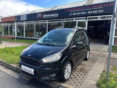 Usado Ford Tourneo Courier Ambiente 100 CV (73 kW) 2016 Negro Monovolumen
