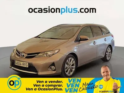 Usado Toyota Auris Touring Sports Active 136 CV (100 kW) 2014 Marrón Familiar