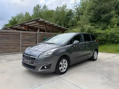 Usado Peugeot 5008 Access 115 CV (84 kW) 2014 Gris / plata Monovolumen