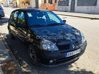 Begagnad Renault Clio II Dynamique 75 HK (55 kW) 2005 Svart Sedan