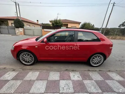 Usado Audi A3 Attraction 140 CV (102 kW) 2006 Rojo Utilitario