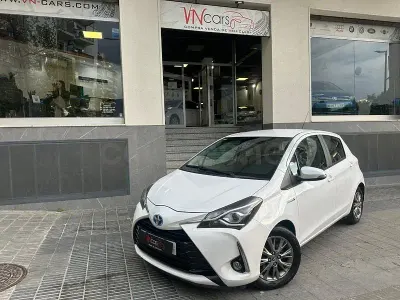 Usado Toyota Yaris Hybrid Active 100 CV (73 kW) 2018 Blanco Berlina