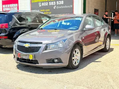 Usado Chevrolet Cruze LT 130 CV (95 kW) 2012 Gris / plata Berlina