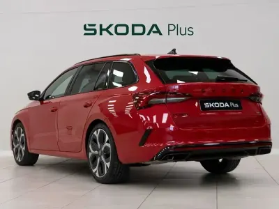 Usado Skoda Octavia RS 265 CV (194 kW) 2025 Rojo Familiar