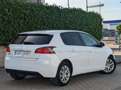 Usado Peugeot 308 Style 130 CV (95 kW) 2019 Blanco