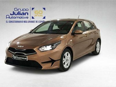 Käytetty Kia Ceed 101 HP (74 kW) 2023 Ruskea Viistoperä
