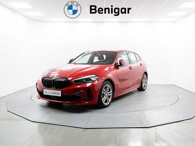 Usado BMW 118 Comfort Edition 150 CV (110 kW) 2024 Rojo Utilitario