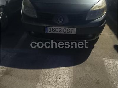 Marrón Usado 2004 Renault Scénic II Privilege Monovolumen | 2300 € (Un poco caro)