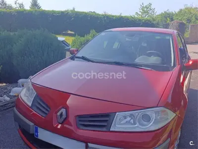 Usado Renault Mégane Authentique 105 CV (77 kW) 2006 Rojo Berlina