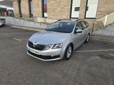 Usado Skoda Octavia 115 CV (84 kW) 2019 Gris / plata Familiar