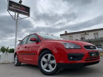 Usado Ford Focus Ghia 109 CV (80 kW) 2005 Rojo Berlina