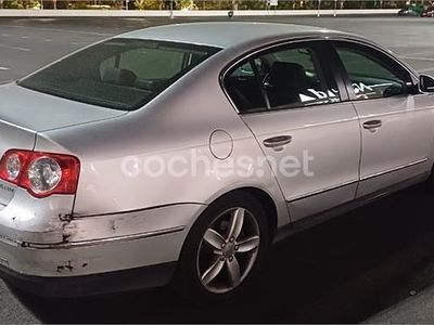 Gris / plata Usado 2005 VW Passat Sportline Berlina | 3500 € (Precio justo)