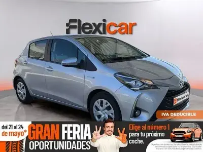 Usado Toyota Yaris Hybrid Advance 100 CV (73 kW) 2019 Gris