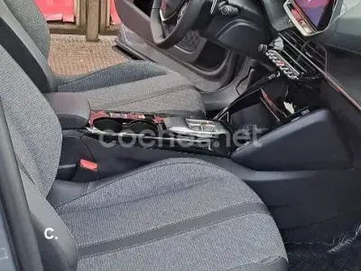 Usado Peugeot 2008 Allure 130 CV (95 kW) 2024 Gris / plata SUV