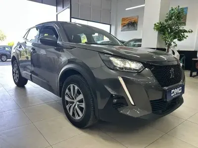 Usado Peugeot 2008 Active 110 CV (80 kW) 2021 Gris / plata SUV