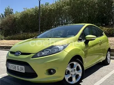 Usado Ford Fiesta Trend 82 CV (60 kW) 2008 Verde Utilitario
