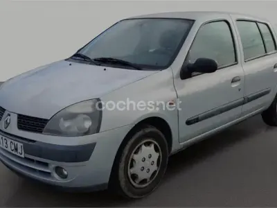 Usado Renault Clio II 75 CV (55 kW) 2003 Gris / plata Berlina