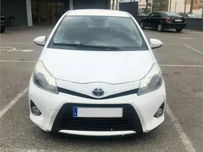 Usado Toyota Yaris Hybrid Active 100 CV (73 kW) 2013 Blanco Berlina