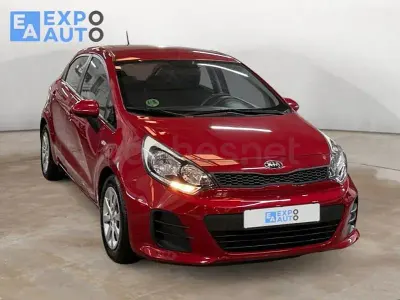 Usado Kia Rio 84 CV (61 kW) 2016 Rojo Utilitario
