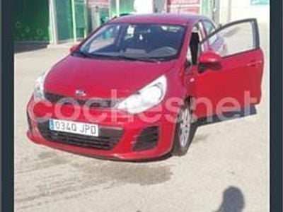 Usado Kia Rio 84 CV (61 kW) 2016 Rojo Utilitario