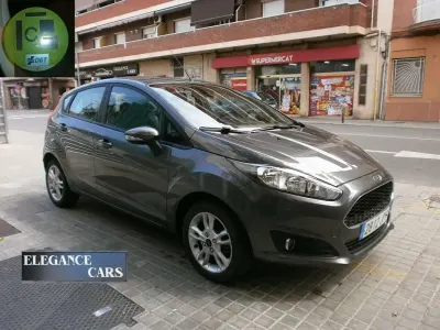 Usado Ford Fiesta Trend 82 CV (60 kW) 2016 Gris / plata Utilitario