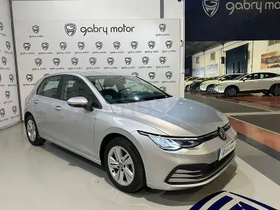 Usado VW Golf VIII Life 115 CV (84 kW) 2022 Gris / plata Berlina