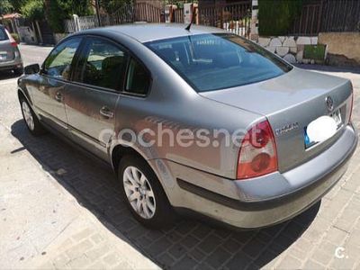 Usado VW Passat Edition 100 CV (73 kW) 2002 Gris / plata Berlina