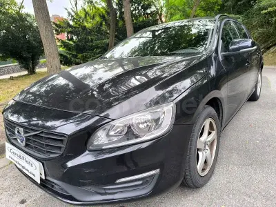 Usado Volvo V60 Kinetic 120 CV (88 kW) 2016 Negro Familiar