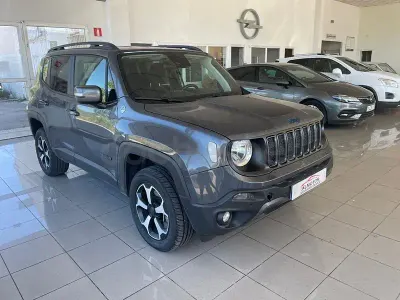 Usado Jeep Renegade Trailhawk 240 CV (176 kW) 2022 Gris / plata SUV