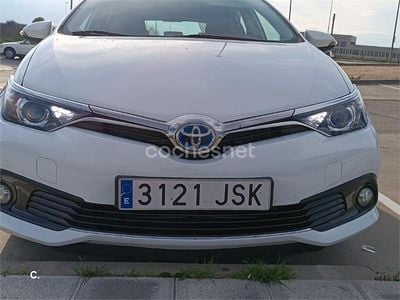 Usado Toyota Auris Hybrid Active 136 CV (100 kW) 2016 Blanco Berlina