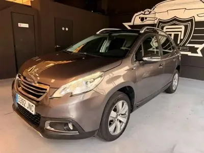 Usado Peugeot 2008 Style 120 CV (88 kW) 2016 Gris SUV