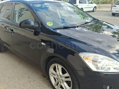 Usado Kia Ceed 140 CV (102 kW) 2009 Negro Utilitario