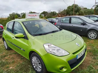 Usado Renault Clio III Collection 75 CV (55 kW) 2013 Verde Berlina