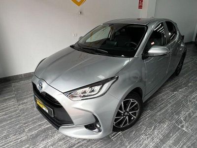 Usado Toyota Yaris Hybrid Plus 116 CV (85 kW) 2023 Gris / plata Berlina