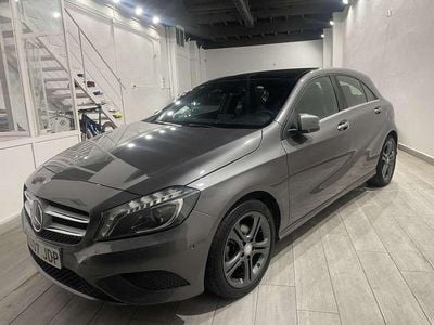 Usado Mercedes A180 Urban 109 CV (80 kW) 2015 Gris Utilitario