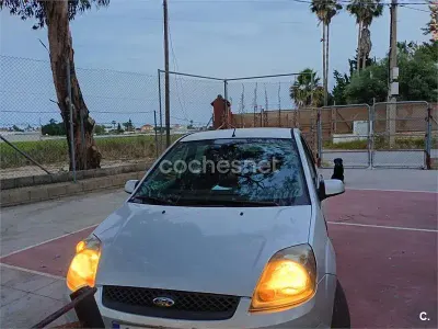 Usado Ford Fiesta 68 CV (50 kW) 2006 Blanco Utilitario