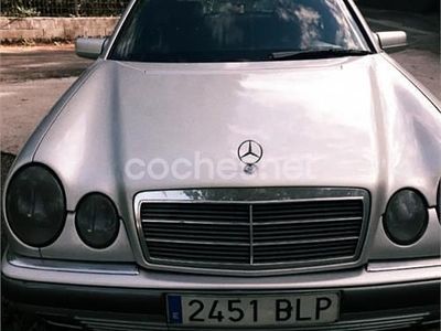Gris / plata Usado 1995 Mercedes E300 Elegance Berlina | 3900 €