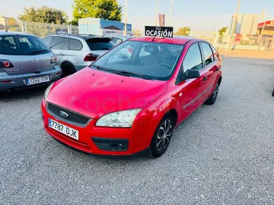 Usado Ford Focus Ghia 115 CV (84 kW) 2006 Rojo Berlina