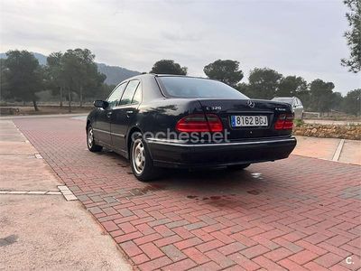 Azul Usado 2001 Mercedes E320 Avantgarde Berlina | 4500 €