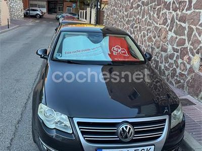 Usado VW Passat Highline 140 CV (102 kW) 2007 Negro Berlina