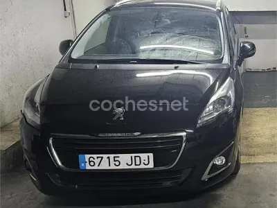 Usado Peugeot 5008 Allure 120 CV (88 kW) 2015 Negro Monovolumen