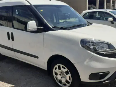 Usado Fiat Doblò Lounge 120 CV (88 kW) 2019 Blanco Monovolumen