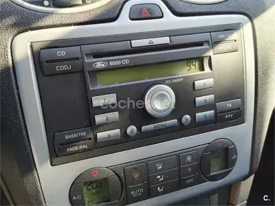 Usado Ford Focus Trend 100 CV (73 kW) 2005 Azul Berlina