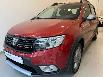 Usado Dacia Sandero Stepway Ambiance 90 CV (66 kW) 2017 Burdeos Utilitario