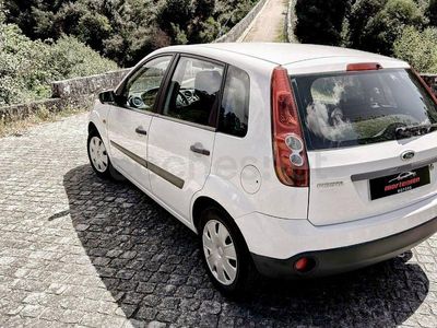 Usado Ford Fiesta Ambiente 70 CV (51 kW) 2007 Blanco Utilitario