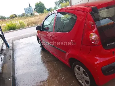 Usado Peugeot 107 68 CV (50 kW) 2007 Rojo Utilitario