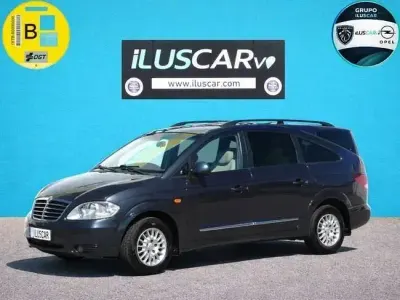 Usado Ssangyong (KGM) Rodius 165 CV (121 kW) 2013 Gris Monovolumen