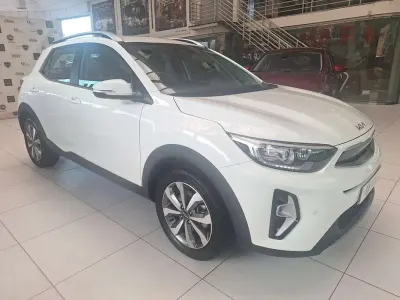 Usado Kia Stonic 101 CV (74 kW) 2025 Blanco SUV