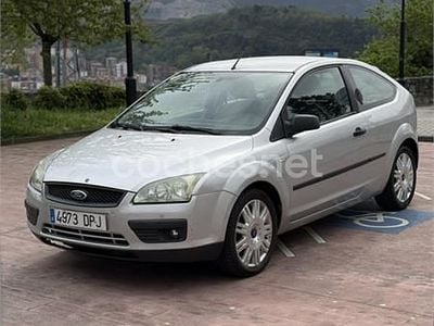 Usado Ford Focus Trend 90 CV (66 kW) 2005 Gris / plata Berlina