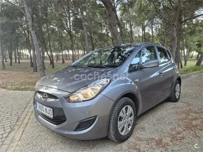 Usado Hyundai ix20 90 CV (66 kW) 2015 Gris / plata Utilitario